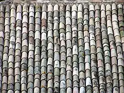 Vue rapprochée d'un versant de toit couvert de tuile