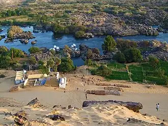 Vue sur le Nil et les dunes de sable depuis Assouan