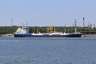 Le tanker Astina au port de Kilpilahti.