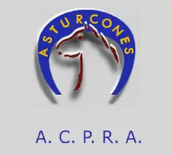 Logo représentant un fer à cheval bleu entourant une tête stylisée rouge de poney; le texte «&nbsp;ASTURCONES&nbsp;» est écrit en jaune sur le fer à cheval et « A.C.P.R.A. » est écrit en bleu sous le fer.