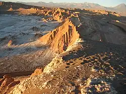 Un paysage ressemblant à un cratère de Lune