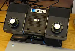 Photo du Super Pong, de forme rectangulaire, avec deux boutons rotatifs en guise de manette intégré à la console et un sélecteur de mode de jeu via une réglette, sur le bas de la machine.