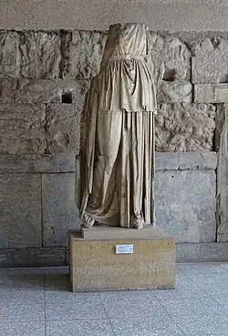 Apollon Patrôos, statue de culte du temple d'Apollon. Bord Ouest de l'Agora. Musée de l'Agora d'Athènes