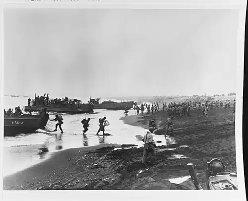 Photo de débarquement des soldats américains sur l'île d'Attu.