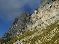  Vue des falaises au pied du col des Deux Sœurs