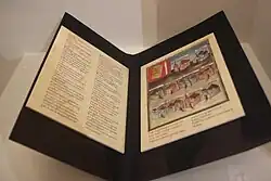 Vue d'une reproduction de deux pages d'un manuscrit ouvert, avec une page de texte et une page d'illustrations
