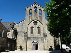 La façade occidentale de l'église abbatiale donnant sur la place du village.