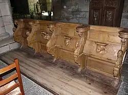 Un ensemble de quatre stalles.