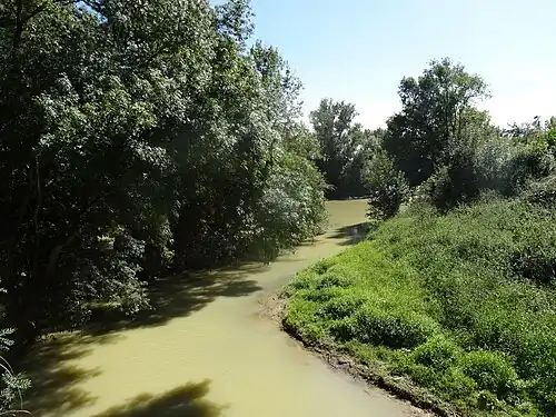 Le Gers au Pont Vieux d'Aurenque, situé à cheval sur Castelnau-d'Arbieu et Pauilhac.