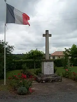 Le monument aux morts près de l'église (juil.&nbsp;2012)
