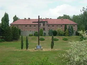 Auschwitz, juin 2008 : la grande croix toujours en place devant le Block 11.