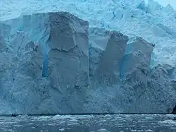 Cour dans la calotte glaciaire antarctique.
