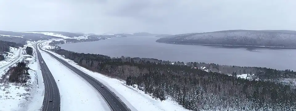 Vue sur l'autoroute 85 et sur le lac Témiscouata à la hauteur de Notre-Dame-du-Lac.