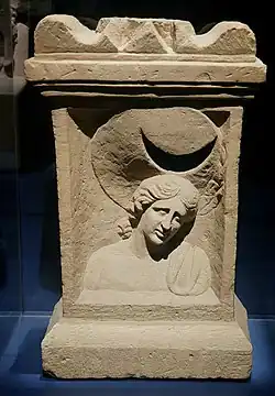 Autel à l'effigie de Luna, mithréum de Mundelsheim, fin IIe - début IIIe&nbsp;siècle. Landesmuseum Württemberg.
