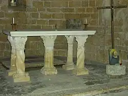 Autel avec deux colonnes torsadées, deux colonnes à fûts lisses et une colonne à fût hexagonal.