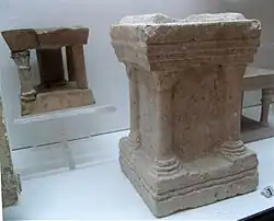 Vue d'une collection de petits meubles en pierre.