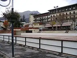 Auron, la patinoire, la place centrale.