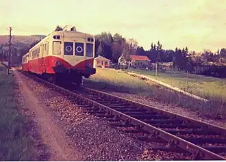 Un X 2400 avec sa remorque en provenance de Limoges avant son arrivée en gare de Meymac vers 1969.