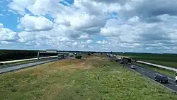 L'autoroute à la sortie de Jauge-Pierroton. Vue sur les champs.