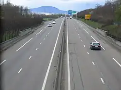 Les deux voies de l'autoroute, en arrière-plan les Vosges.