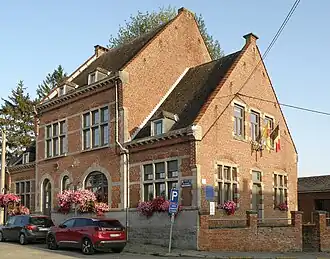 Maison communale, anciennement d’Autreppe, mais depuis 1977 de la commune fusionnée de Honnelles.