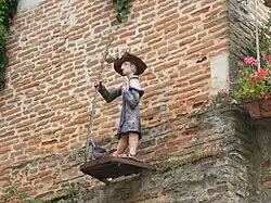 Statue de St-Jacques place de la Halle aux Grains.