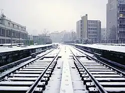 Vue des quais abandonnés de la gare d'Avenue de Vincennes, sous la neige en 2009.
