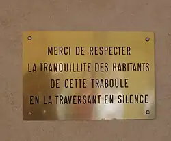 Un avertissement aux visiteurs.