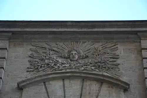 Tête d'Apollon au-dessus de la fenêtre centrale du premier étage