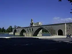 Vue rapprochée du pont et de la chapelle.