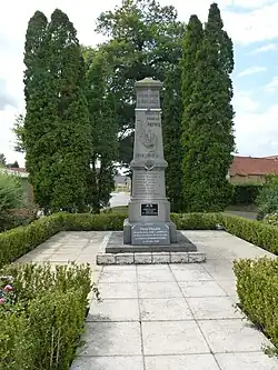 Le monument aux morts.