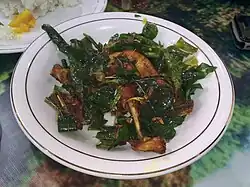L'ayam tangkap est un poulet épicé, puis frit, puis mélangé avec des feuilles de curry ou, plus rarement, des feuilles de cannabis.