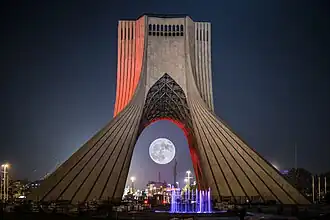 La tour Azadi lors d'une pleine lune.