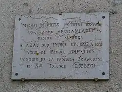 Vue d'une plaque commémorative rappelant l'origine azéenne d'un colon du Québec.
