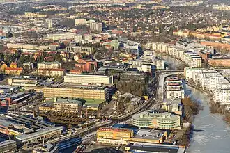 Mariehäll avec le Bällstaån et Sundbyberg à droite. Au premier plan, le long de la route, la nouvelle ligne du Tvärbanan.