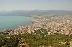 Panorama de la ville de Béjaïa et son port.