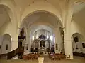 Intérieur de l'église avec le retable.