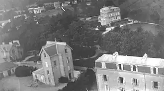 À l'arrière-plan, Menez Frost. Vue aérienne de Bénodet, début du XXe&nbsp;siècle.