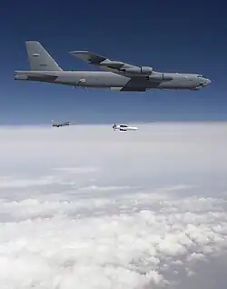 Largage d'une Massive Ordnance Penetrator par un B-52 lors d'un essai le 18 juin 2009.