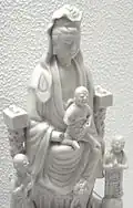 Guanyin (Bodhisattva de la Compassion) avec des enfants ; statuette « blanc de Chine » de Dehua