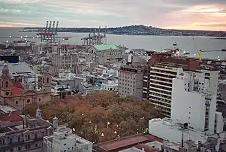 La baie de Montevideo et le Cerro de Montevideo  vus depuis la Plaza Matriz de Montevideo.