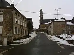 Rue du village et vue sur l'église.