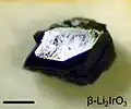 Un cristal de β-Li2IrO3 (échelle de 0,2&nbsp;mm).