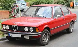 Les modèles 320 se distinguaient visuellement des plus petits modèles à moteurs quatre cylindres par des doubles phares.