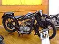 BMW R2 de 1931 équipée de deux selles individuelles.