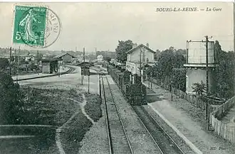 La gare de Bourg-la-Reine, au tout début du XXe&nbsp;siècle, du temps où le PO exploitait la ligne de Sceaux avec des trains à vapeur. La bifurcation des deux branches de la ligne est bien visible.