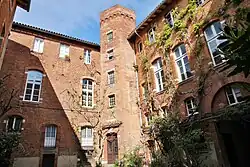 Hôtel Bertrand de Rességuier (cour). Tour du XVIe&nbsp;siècle, très remaniée.
