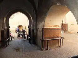 Le passage de flexion à l'intérieur de la porte.