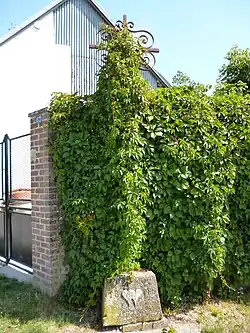 Calvaire situé à l'intersection des rues Yves-Maréchal et du Pont-Papillon.