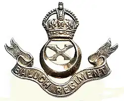 Insigne du 10e&nbsp;régiment baloutche avec la couronne Tudor.